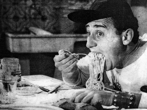 Alberto Sordi nella scena iconica de «Un americano a Roma» (1954): «Maccarone, m'hai provocato e io te distruggo, maccarone!».